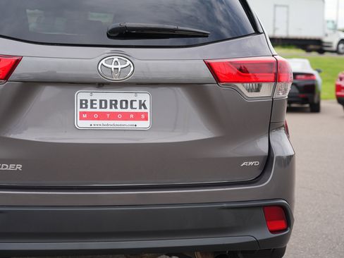 Used 2017 Toyota Highlander LE w/ Carpet Mat Package AWD/4WD image 10