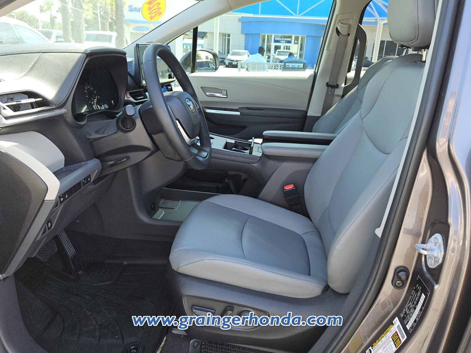 Used 2024 Toyota Sienna XLE w/ XLE Plus Package FWD image 10