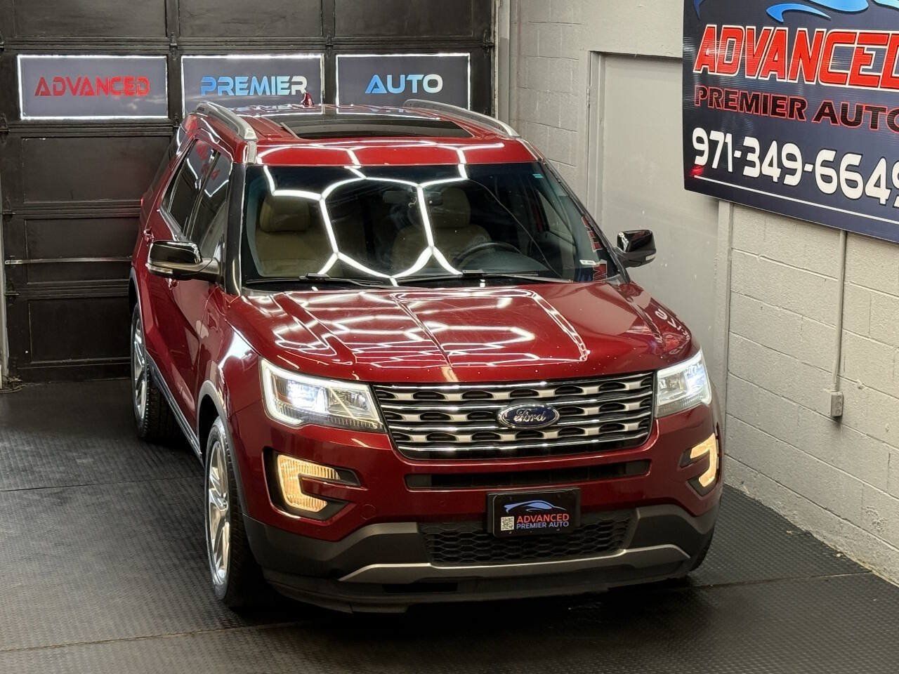 Used 2016 Ford Explorer XLT w/ Equipment Group 202A AWD/4WD image 3