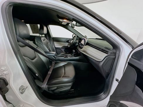 Used 2025 Jeep Compass Limited image 31