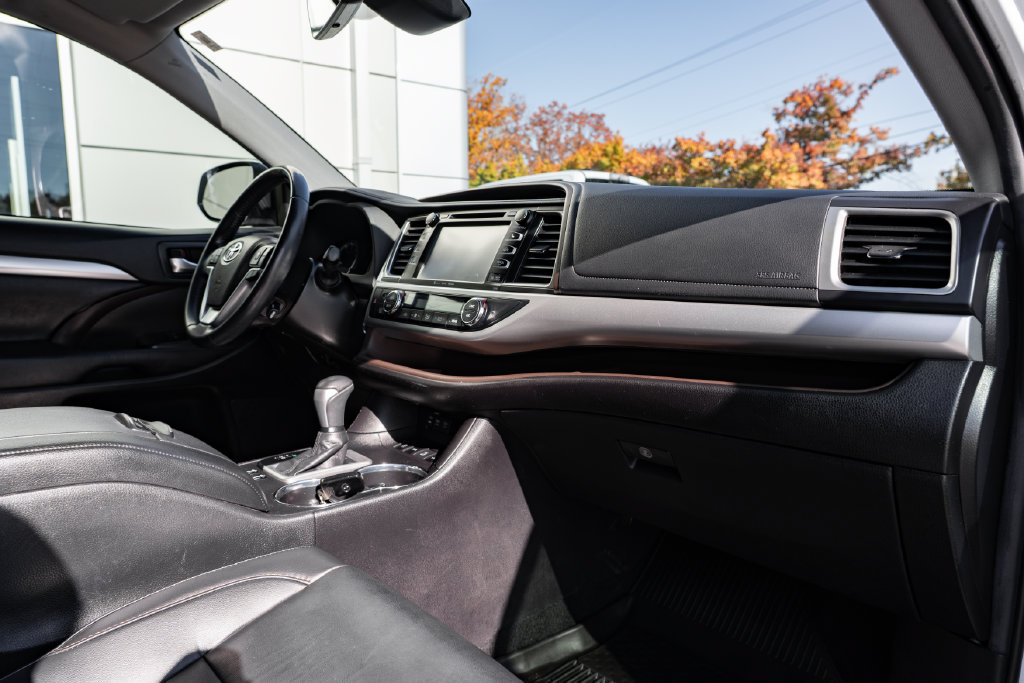 Used 2019 Toyota Highlander XLE AWD/4WD image 32