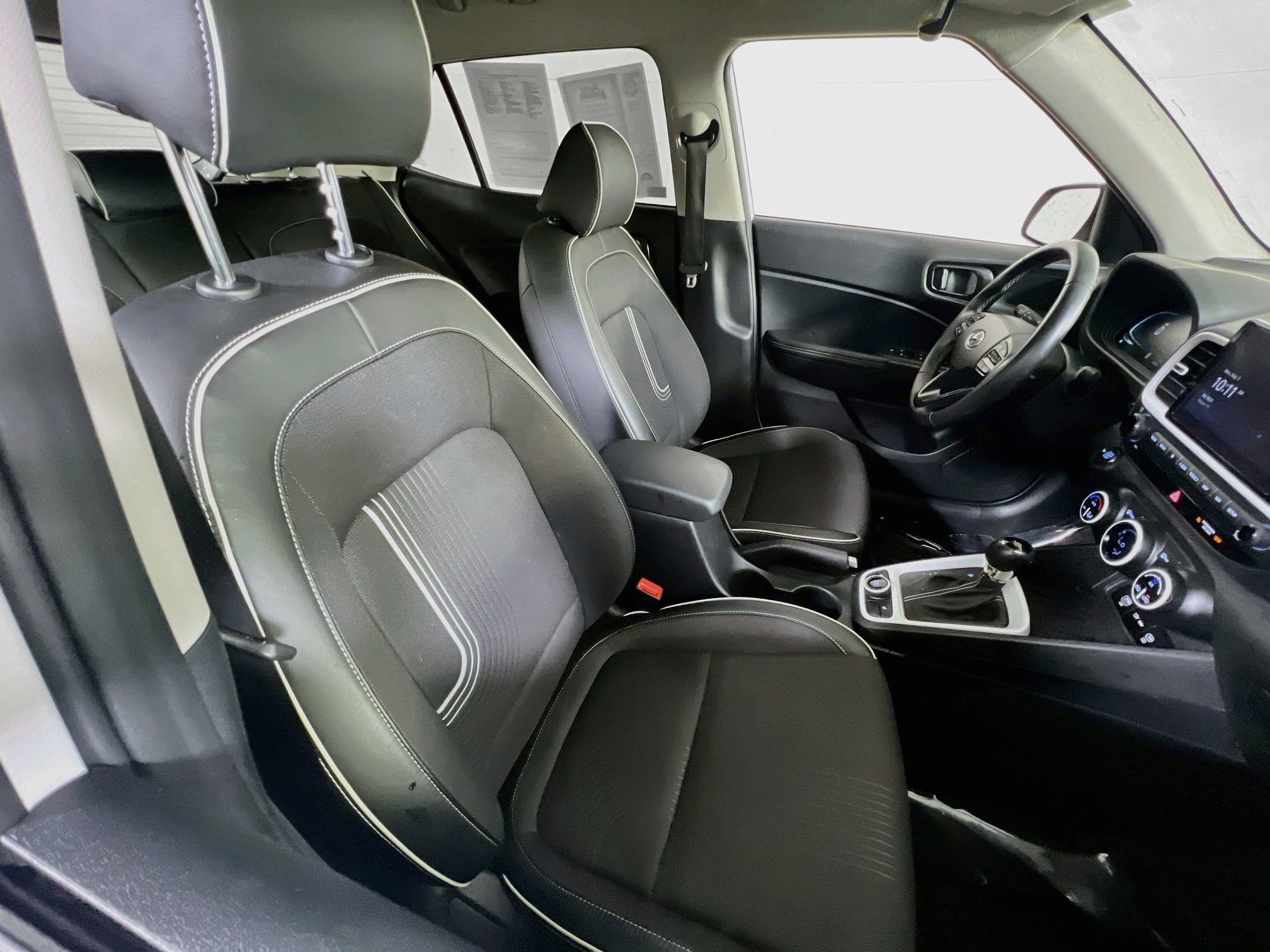 Used 2023 Hyundai Venue Limited FWD image 25
