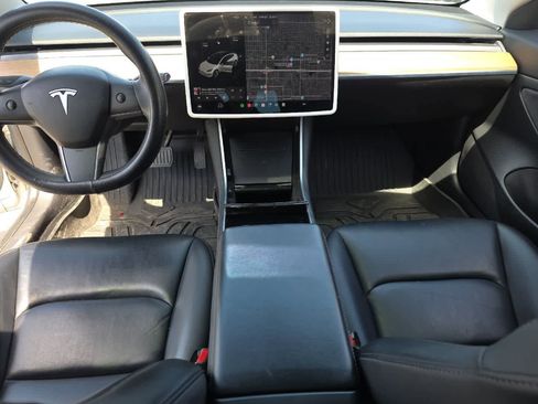 Used 2020 Tesla Model 3 Standard Range RWD image 4