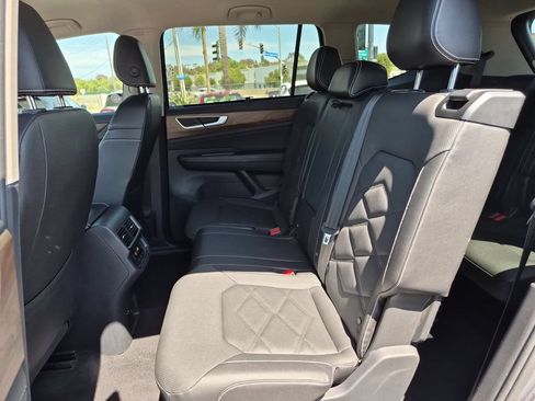 Used 2025 Volkswagen Atlas SE AWD/4WD image 28