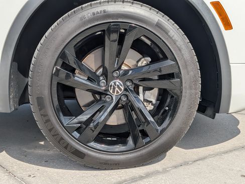 Certified 2023 Volkswagen Tiguan SE R-Line FWD image 10