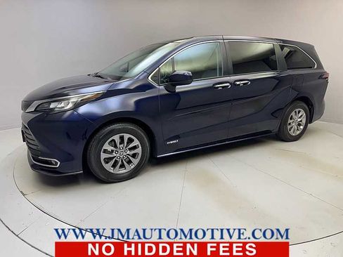 Used 2021 Toyota Sienna XLE image 1