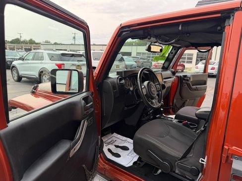 Used 2014 Jeep Wrangler Unlimited Sahara w/ Dual Top Group AWD/4WD image 12