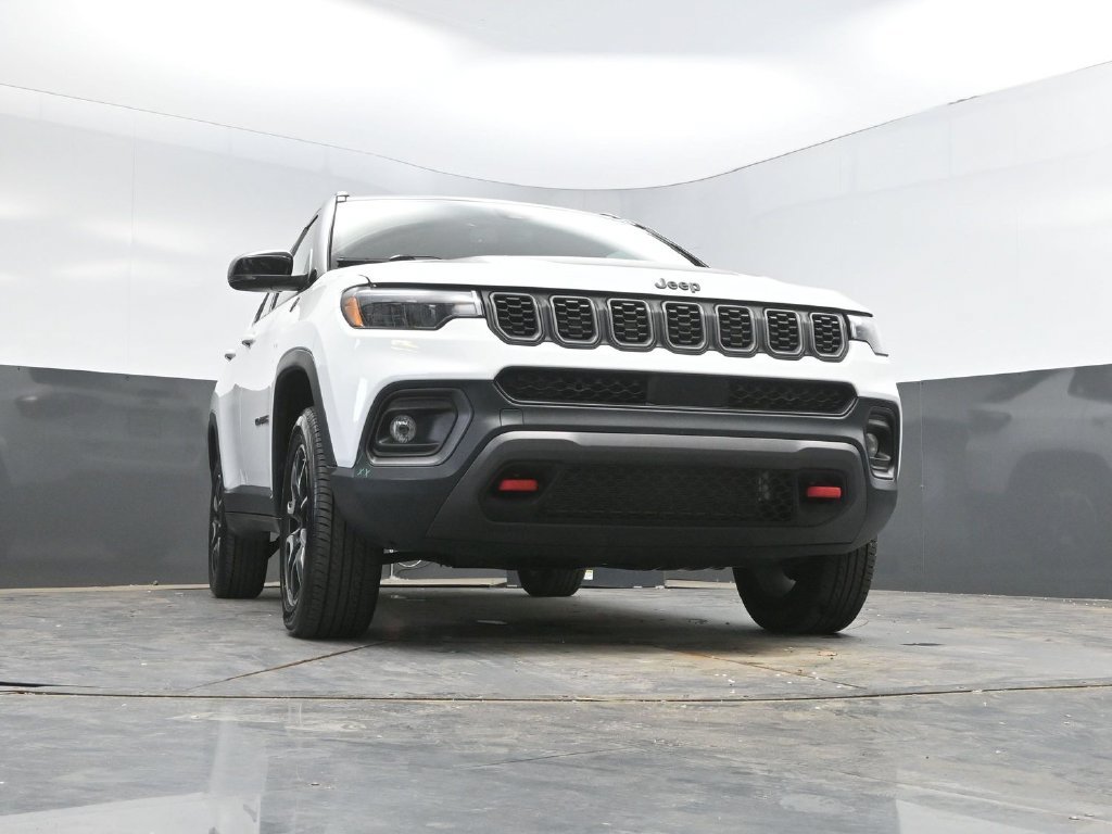Used 2025 Jeep Compass Trailhawk AWD/4WD image 32