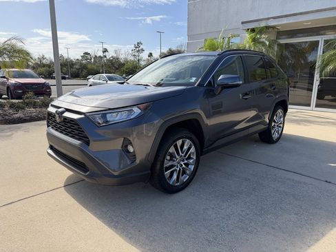 Used 2021 Toyota RAV4 XLE Premium image 8