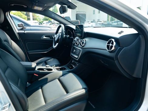 Used 2020 Mercedes-Benz GLA 250 4MATIC w/ Premium Package image 25