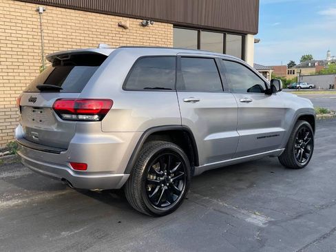 Used 2017 Jeep Grand Cherokee Altitude RWD image 5