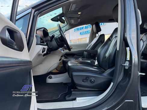 Used 2019 Chrysler Pacifica Touring-L image 31