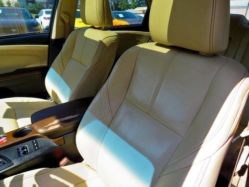 Used 2017 Toyota Avalon Limited image 16