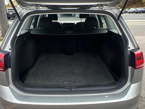 Used 2017 Volkswagen Golf S image 10