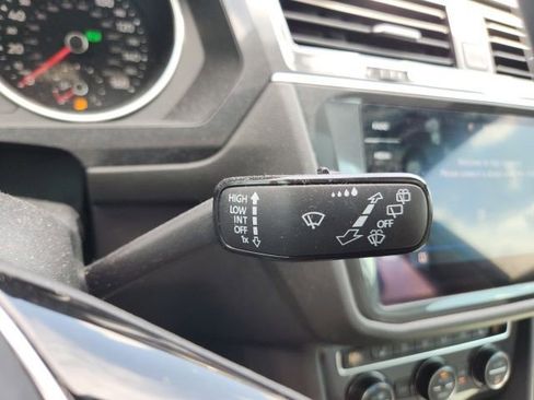 Used 2020 Volkswagen Tiguan SE w/ Panoramic Sunroof Package FWD image 32