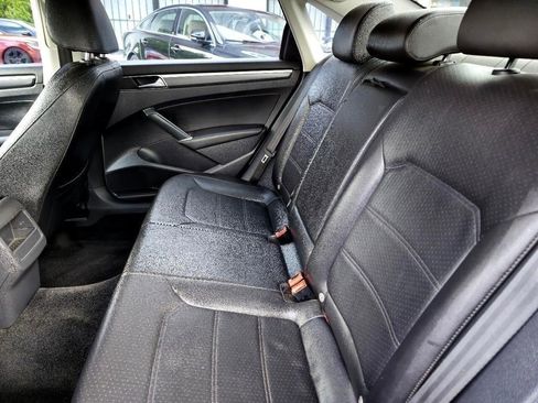 Used 2018 Volkswagen Passat 2.0T R-Line image 12