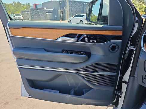 Used 2022 Jeep Grand Wagoneer Series II w/ Convenience Group III AWD/4WD image 32