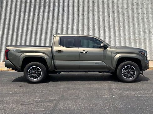 Used 2025 Toyota Tacoma TRD Sport AWD/4WD image 7