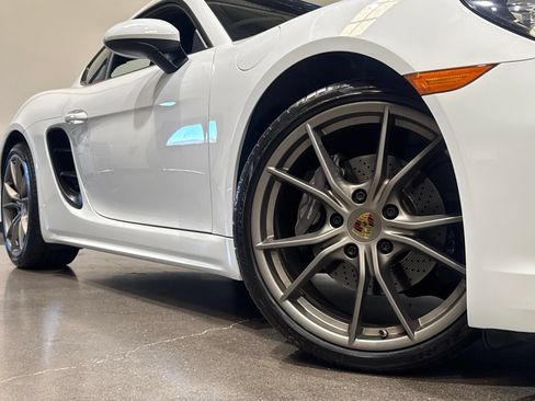 Used 2019 Porsche 718 Cayman RWD image 3
