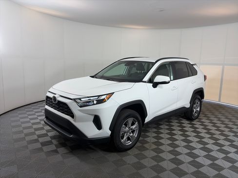 Used 2025 Toyota RAV4 XLE AWD/4WD image 2