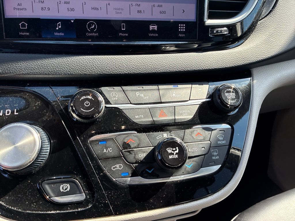 Used 2023 Chrysler Pacifica Touring-L FWD image 29
