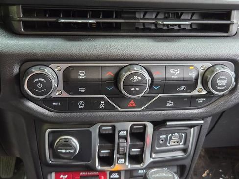 Used 2025 Jeep Gladiator Willys AWD/4WD image 19