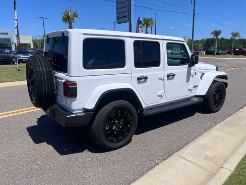 Used 2025 Jeep Wrangler Sahara image 8