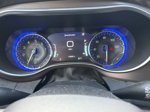 Used 2019 Chrysler Pacifica Touring-L Plus w/ Advanced Safetytec Group FWD image 4