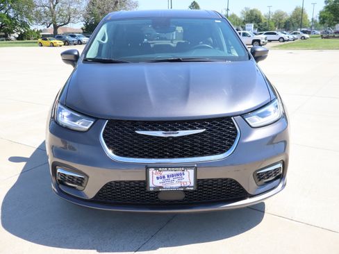 Used 2023 Chrysler Pacifica Touring-L FWD image 3