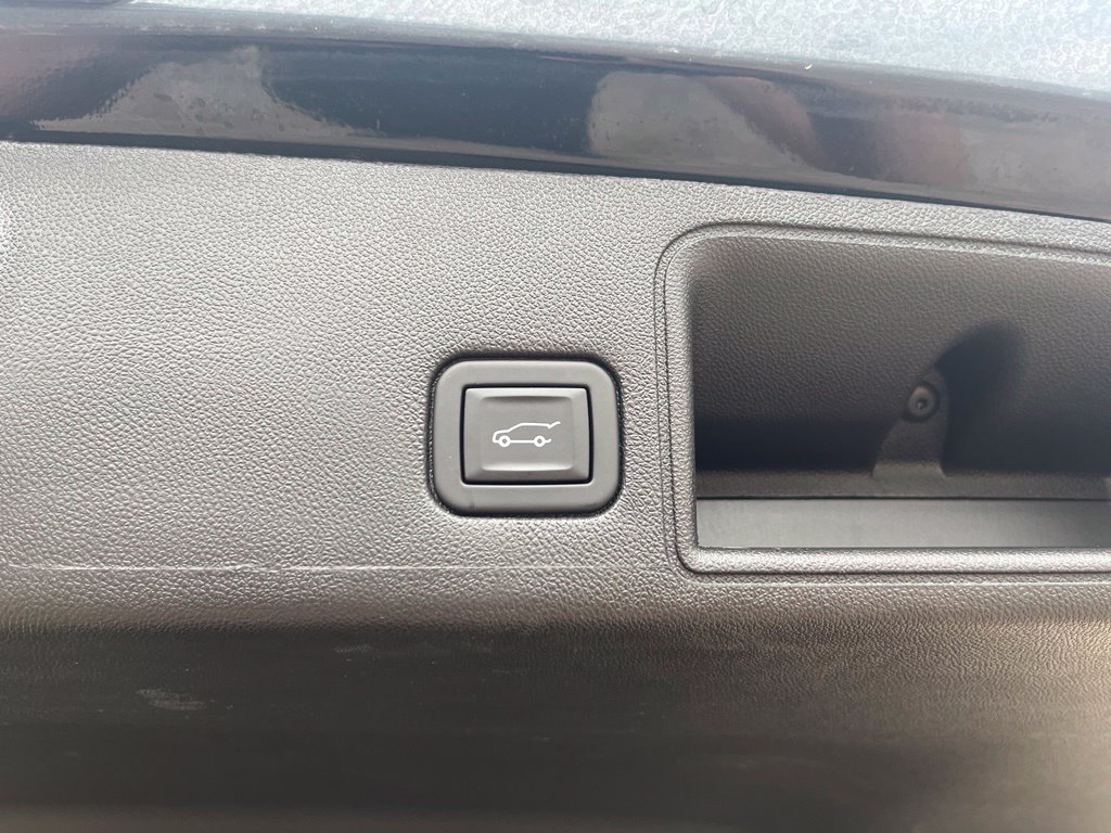 Used 2024 GMC Terrain SLE w/ Driver Convenience Package FWD image 12