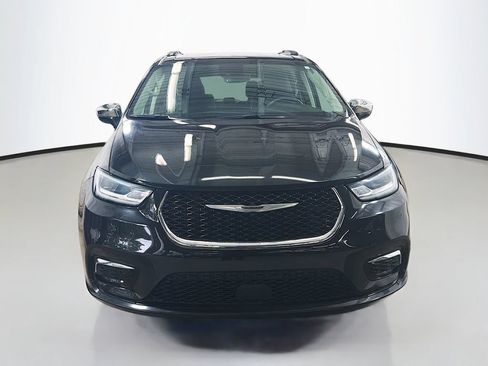 Used 2023 Chrysler Pacifica Limited FWD image 2