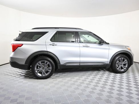 Used 2022 Ford Explorer XLT w/ Equipment Group 202A image 7