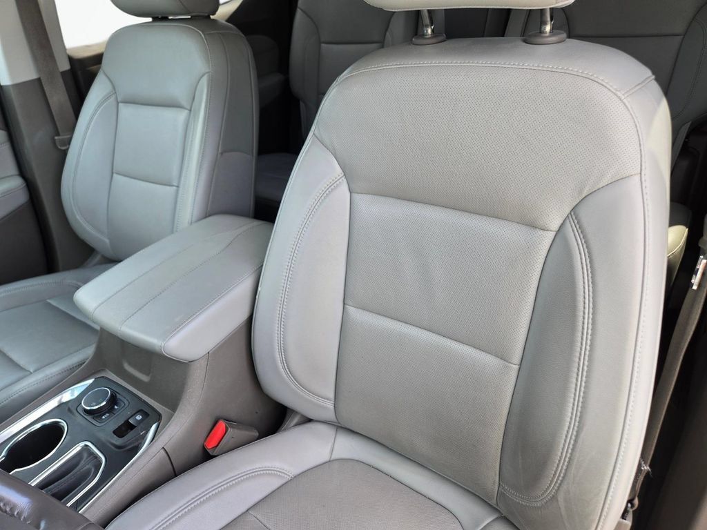 Used 2019 Chevrolet Traverse Premier w/ Driver Confidence II Package FWD image 16
