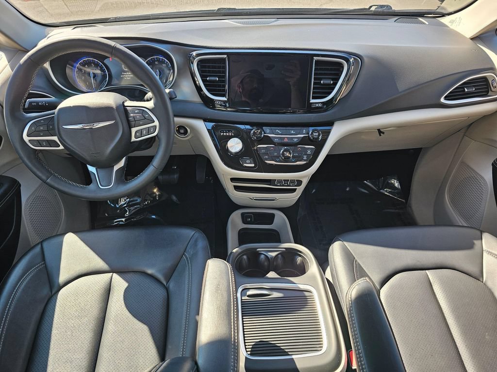 Used 2024 Chrysler Pacifica Touring-L FWD image 22