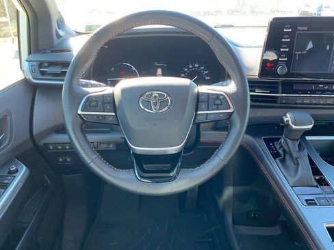 Used 2022 Toyota Sienna XSE w/ XSE Plus Package image 17