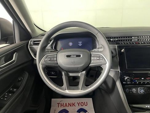 Used 2023 Jeep Grand Cherokee Laredo AWD/4WD image 19