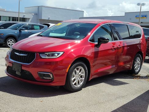 Used 2024 Chrysler Pacifica Touring-L FWD image 3