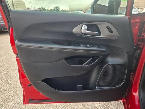 Used 2025 Chrysler Pacifica Select FWD image 13