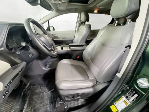 Used 2022 Toyota Sienna Limited image 21