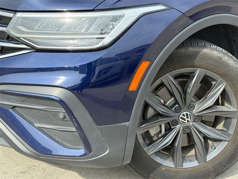 Used 2022 Volkswagen Tiguan SE w/ Panoramic Sunroof Package image 5