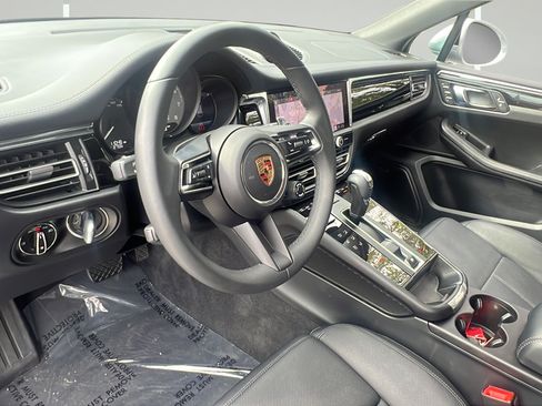 Certified 2025 Porsche Macan S AWD/4WD image 4