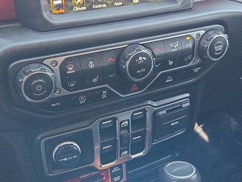 Used 2023 Jeep Gladiator Rubicon w/ Cold Weather Group AWD/4WD image 18