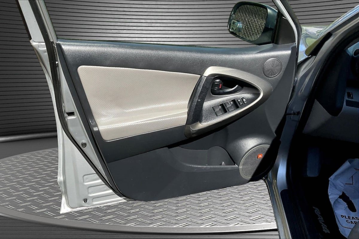 Used 2011 Toyota RAV4 Limited AWD/4WD image 19