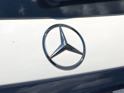 Used 2025 Mercedes-Benz GLC 300 4MATIC image 11