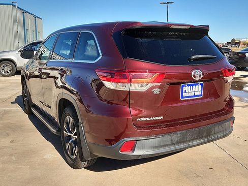 Used 2018 Toyota Highlander LE image 2