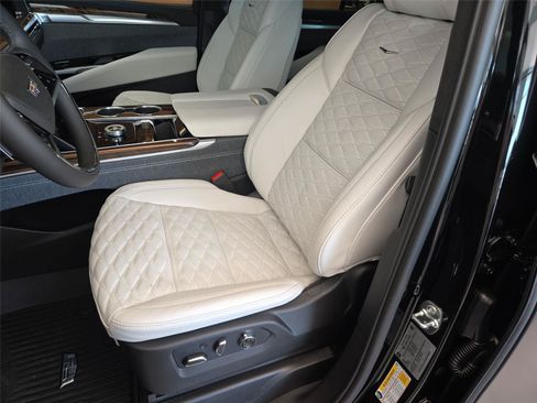 New 2026 Cadillac Escalade Platinum Sport w/ LPO, ONYX Package AWD/4WD image 11