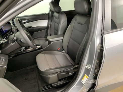 Used 2025 Chevrolet Trax LT image 26