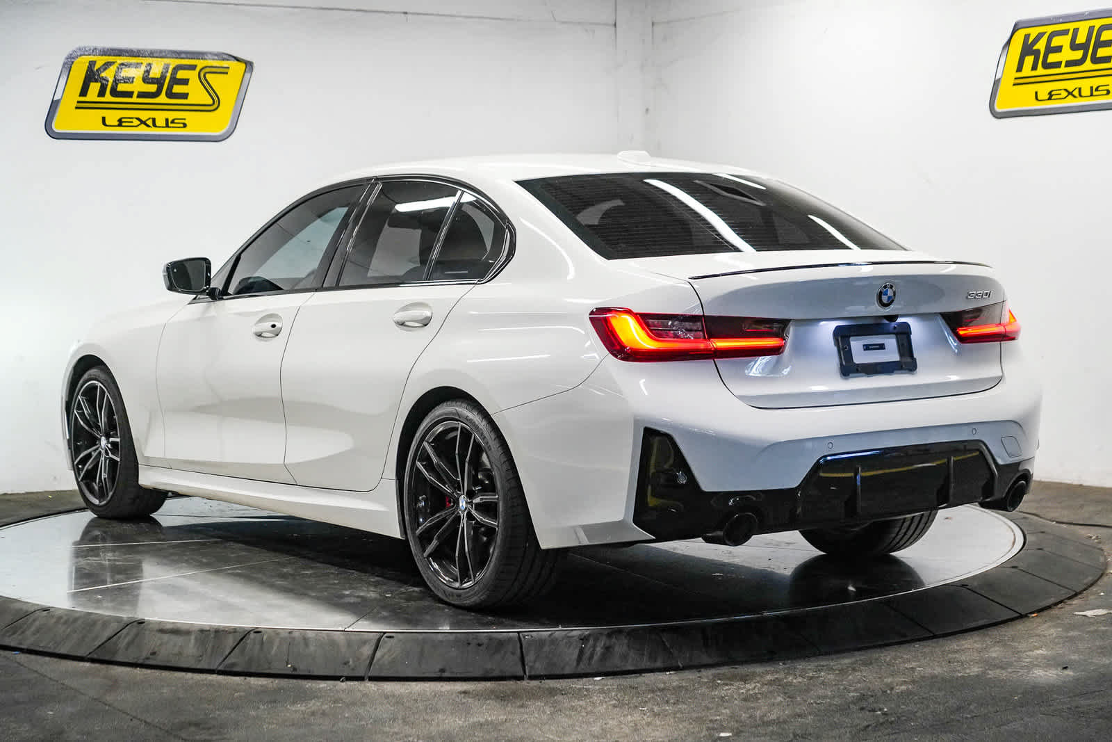 Used 2023 BMW 330i Sedan w/ M Sport Package RWD image 4