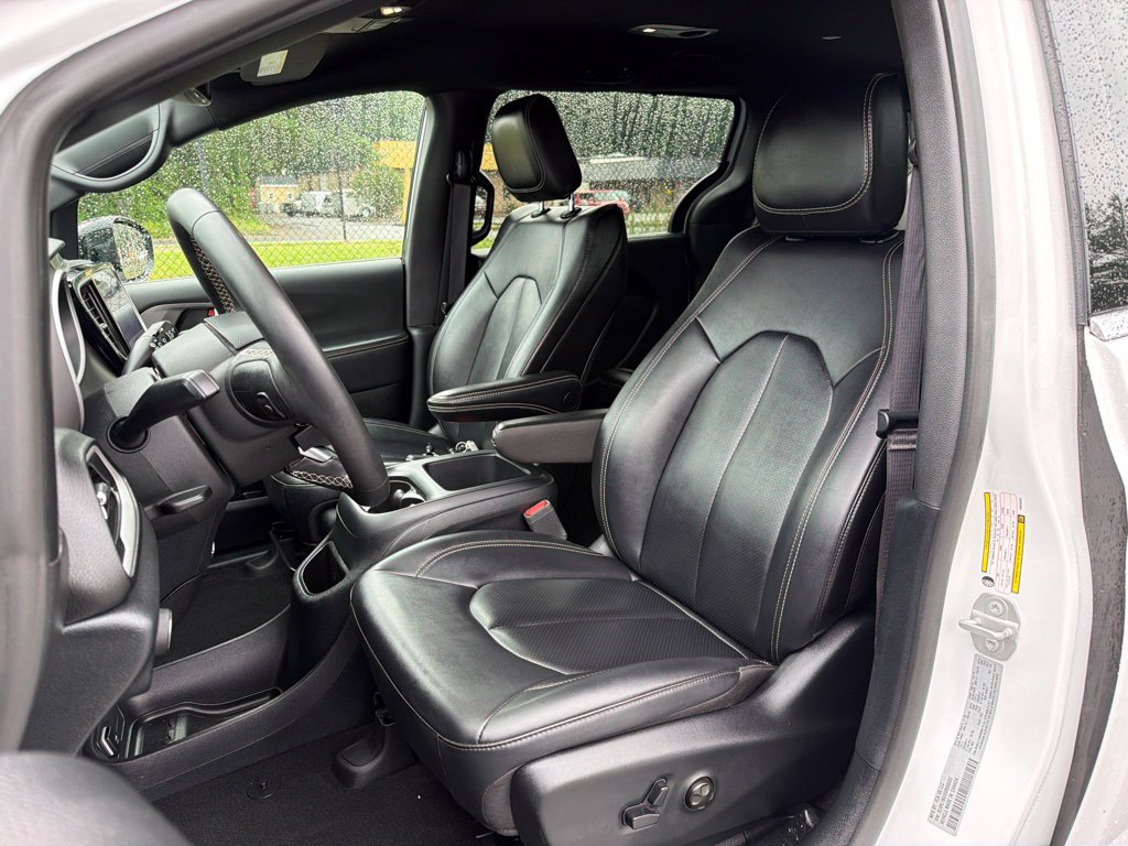 Used 2025 Chrysler Pacifica Select FWD image 18