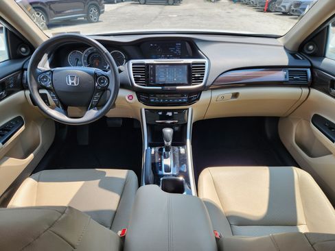 Used 2017 Honda Accord Touring image 8